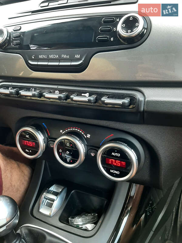 Хетчбек Alfa Romeo Giulietta 2011 в Івано-Франківську фото 8 Хетчбек Alfa Romeo Giulietta 2011 в Івано-Франківську