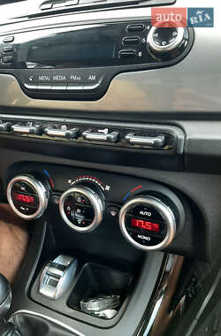 Хэтчбек Alfa Romeo Giulietta 2011 в 