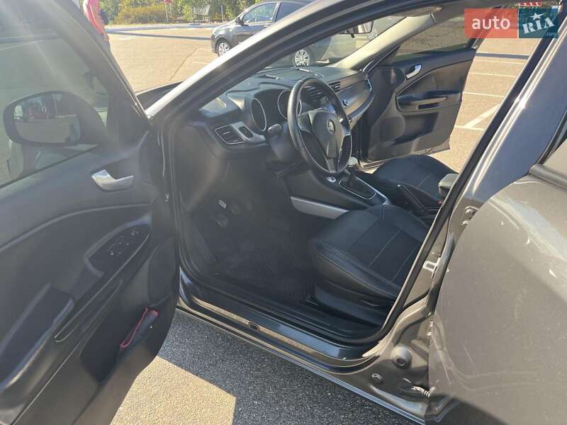 Хетчбек Alfa Romeo Giulietta 2012 в Києві фото 17 Хетчбек Alfa Romeo Giulietta 2012 в Києві