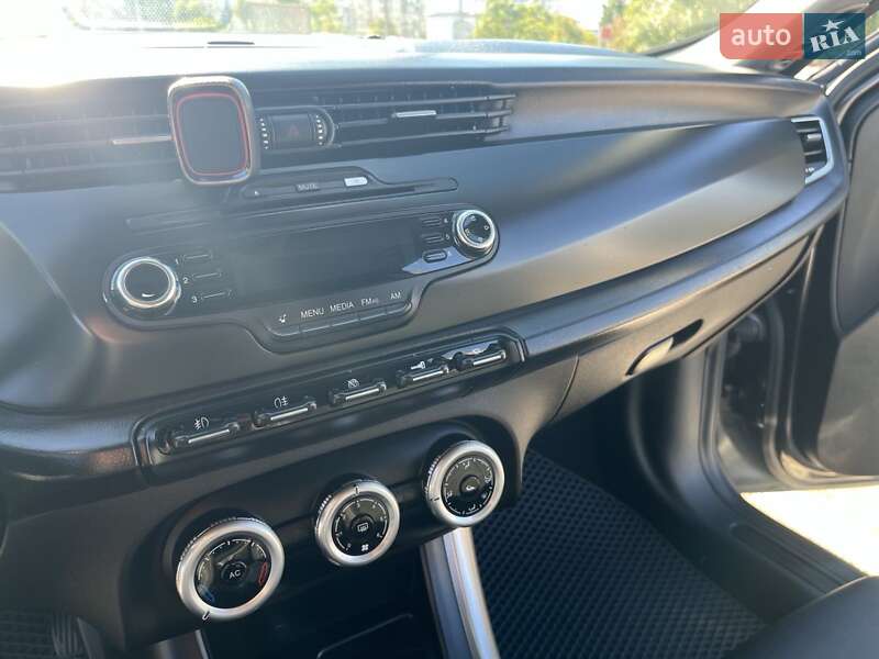 Хетчбек Alfa Romeo Giulietta 2012 в Києві фото 22 Хетчбек Alfa Romeo Giulietta 2012 в Києві