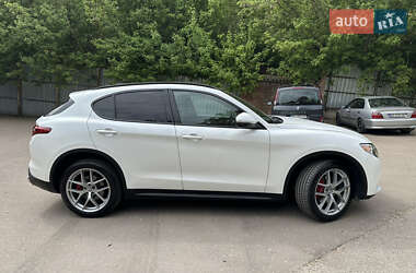 Позашляховик / Кросовер Alfa Romeo Stelvio 2017 в 