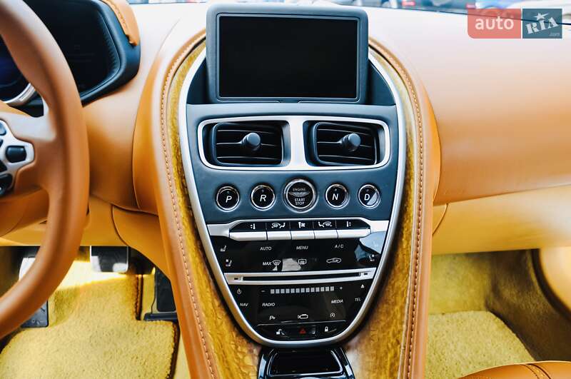 Купе Aston Martin DB11 2017 в Киеве