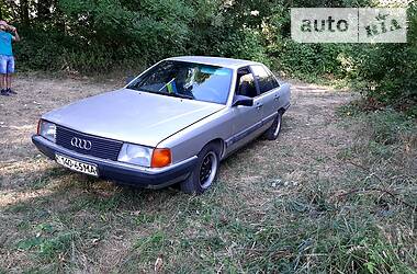 Седан Audi 100 1985 в Литине