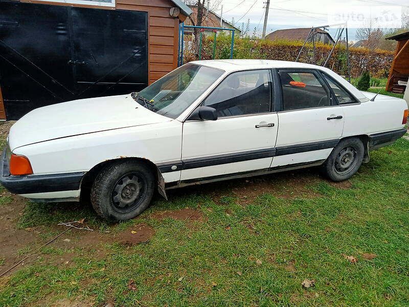 Седан Audi 100 1987 в Тысменице