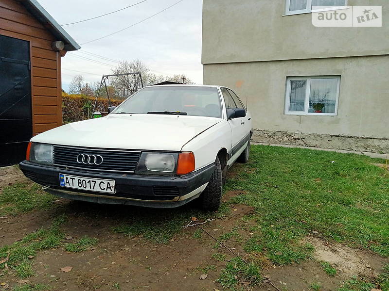 Седан Audi 100 1987 в Тысменице