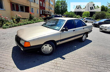 Седан Audi 100 1988 в Шумске