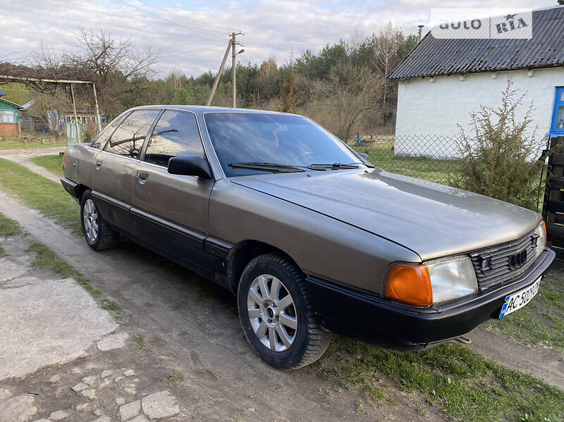 Седан Audi 100 1989 в Шацке