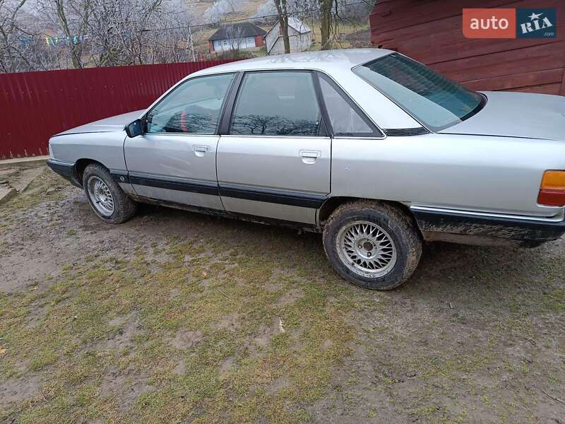 Седан Audi 100 1984 в Герці