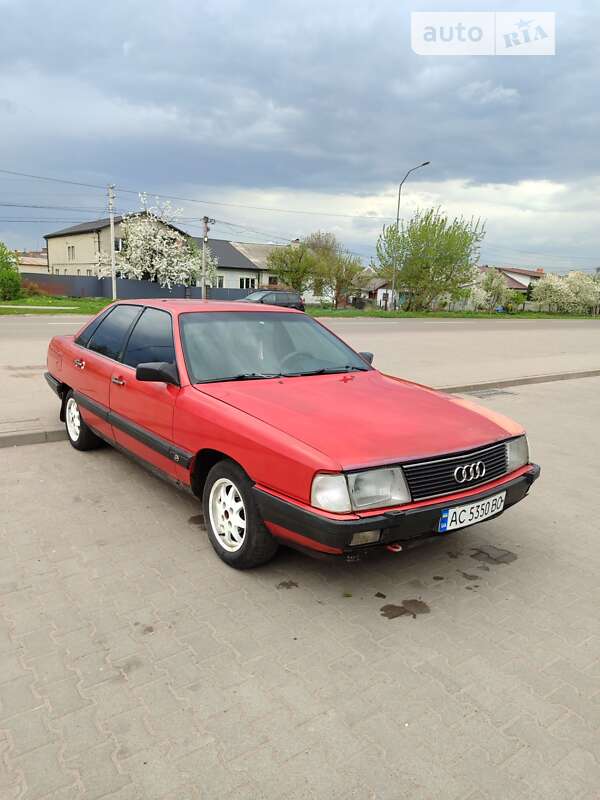 Седан Audi 100 1988 в Нововолынске