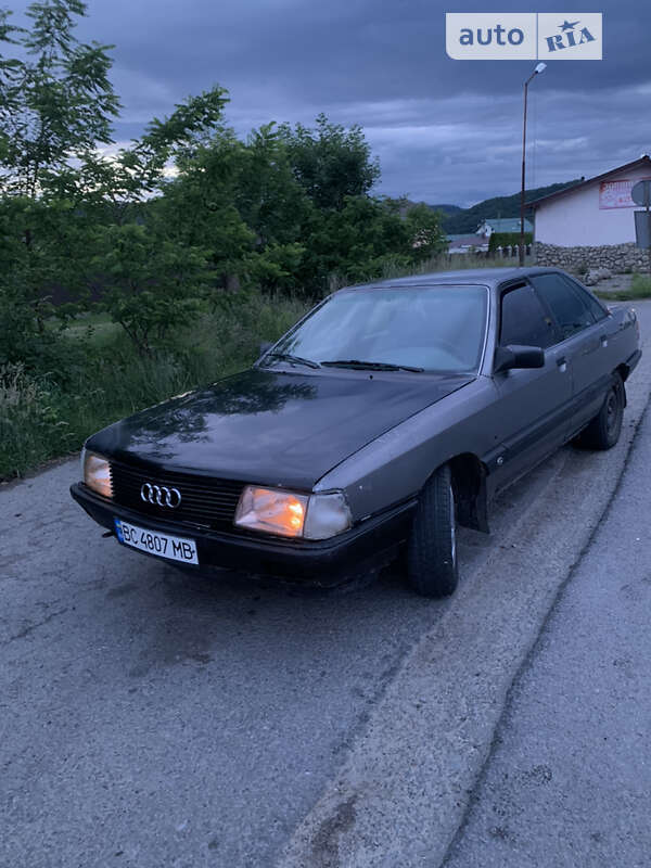 Седан Audi 100 1989 в Долине