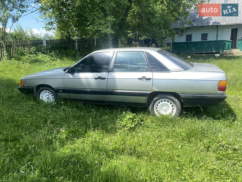 Седан Audi 100 1988 в Сторожинце