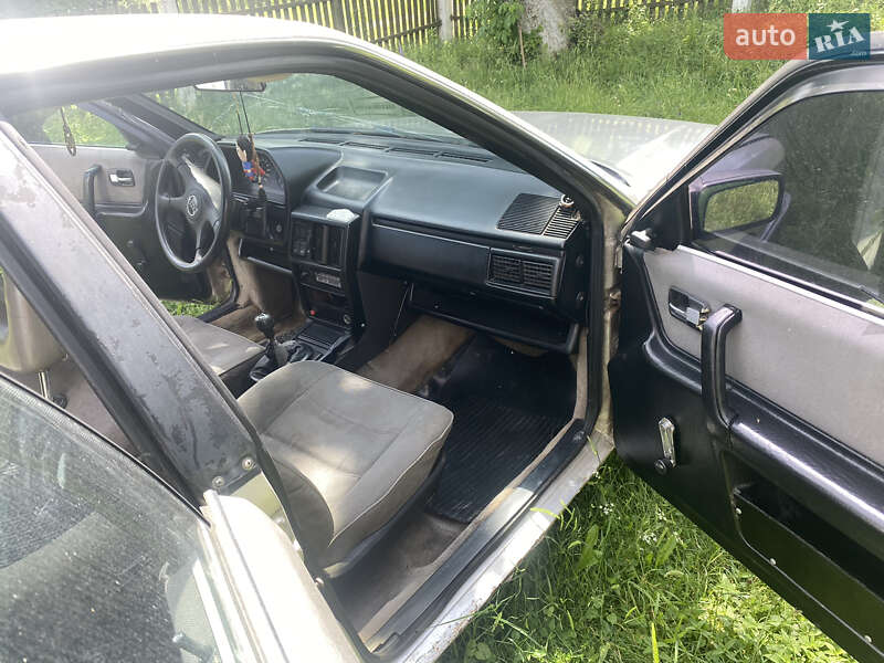 Седан Audi 100 1988 в Сторожинце