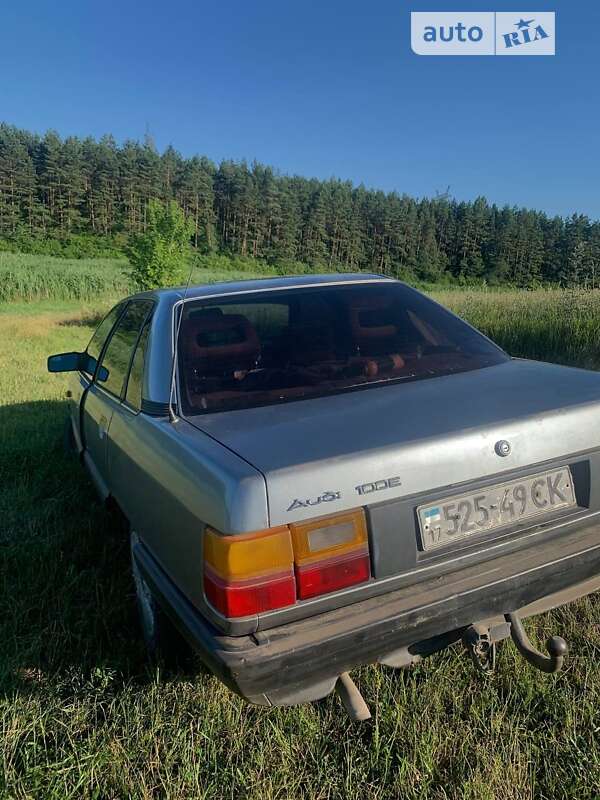 Седан Audi 100 1984 в Шумске