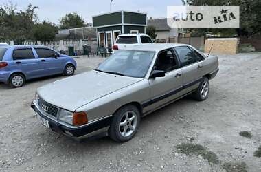 Седан Audi 100 1983 в Черновцах