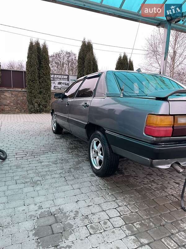 Седан Audi 100 1986 в Березному