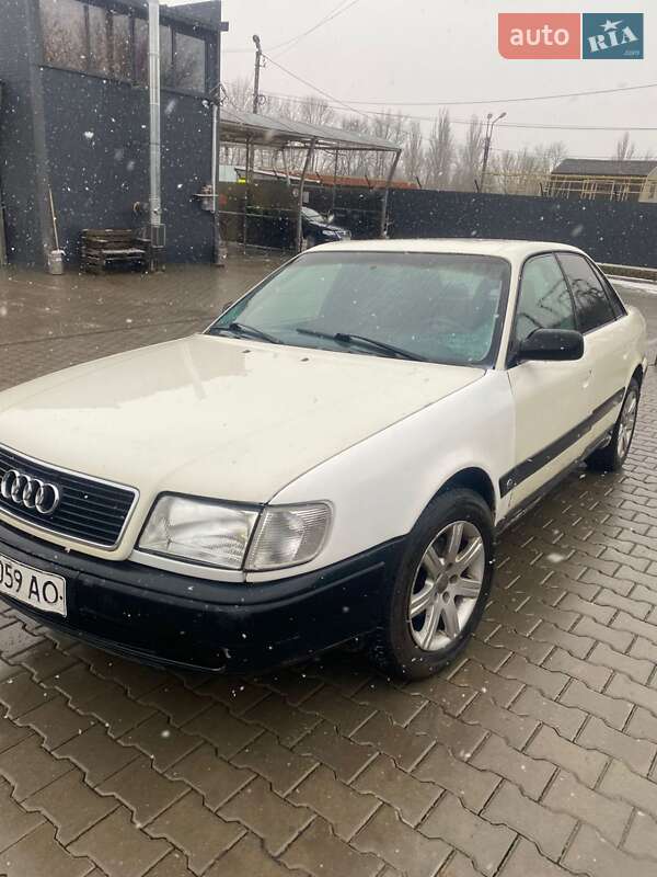Седан Audi 100 1992 в Кельменцах