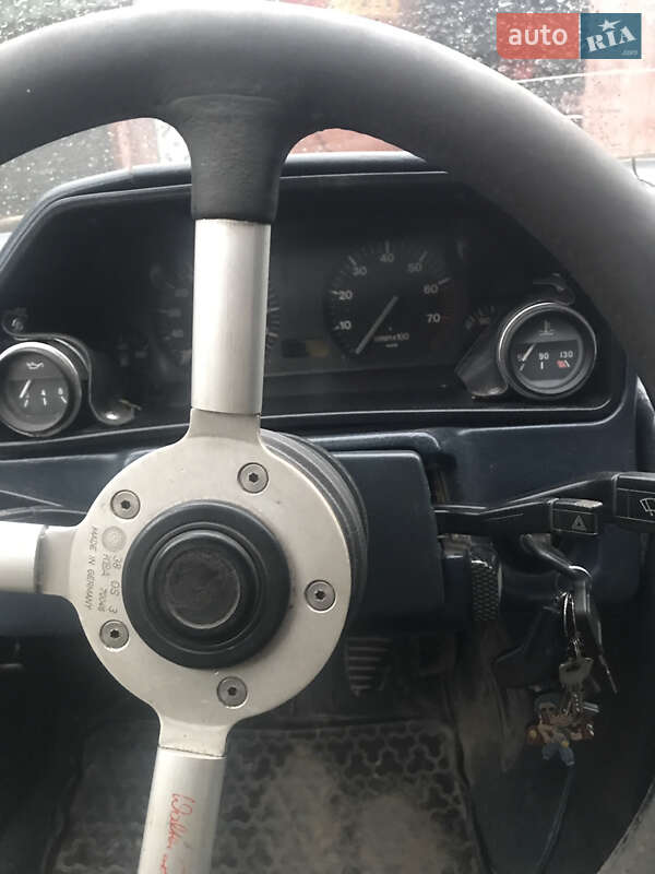 Седан Audi 100 1983 в Кельменцах