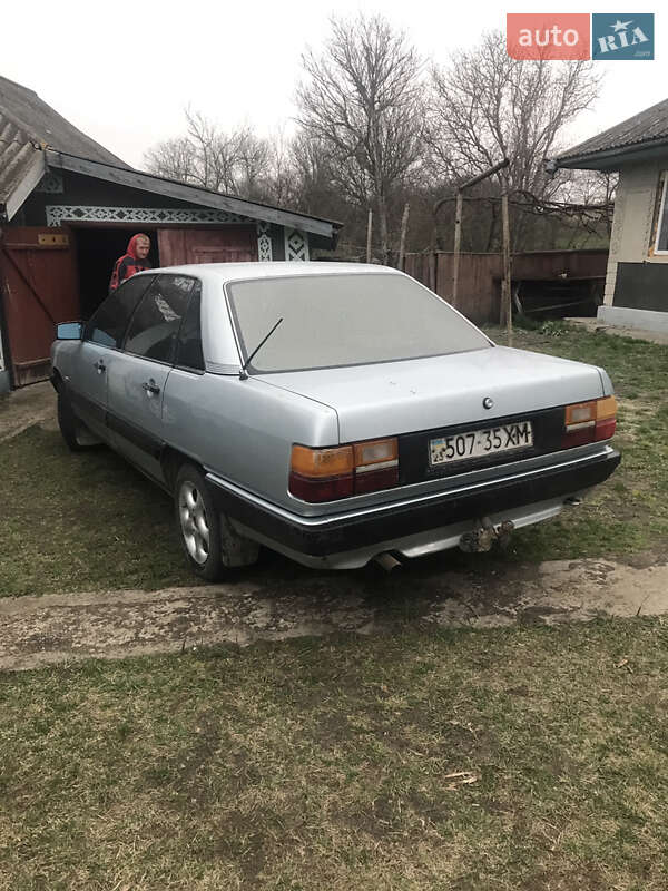 Седан Audi 100 1983 в Кельменцах
