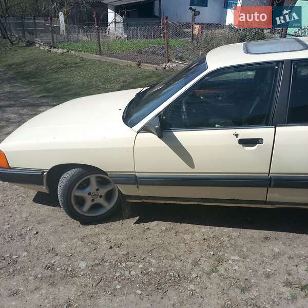 Седан Audi 100 1983 в Новой Ушице