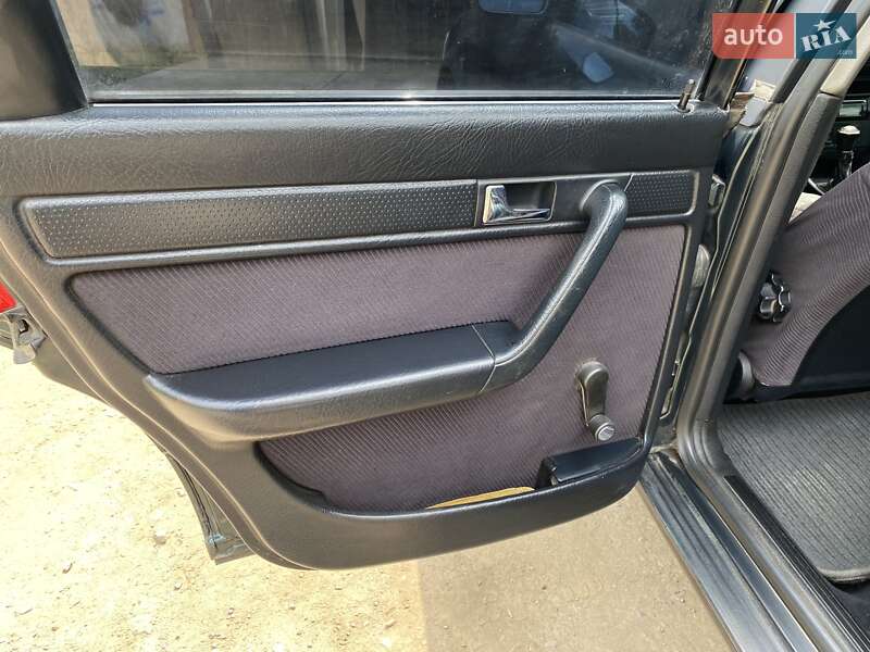 Седан Audi 100 1993 в Великому Березному