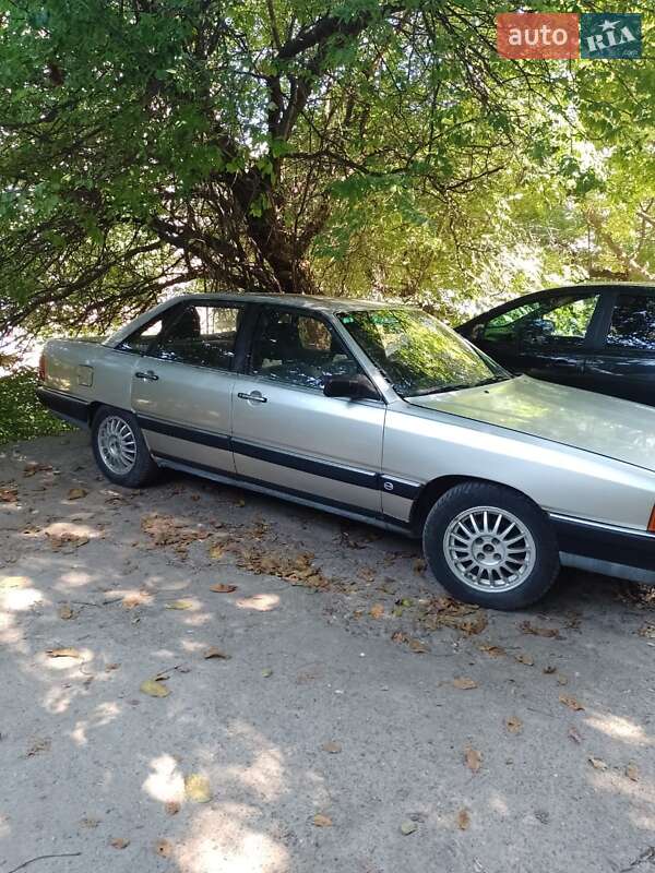 Седан Audi 100 1985 в Черновцах