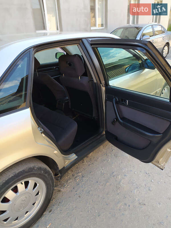 Седан Audi 100 1992 в Чорткові