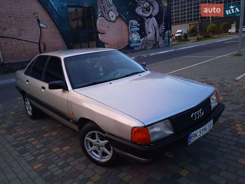 Седан Audi 100 1988 в Луцке