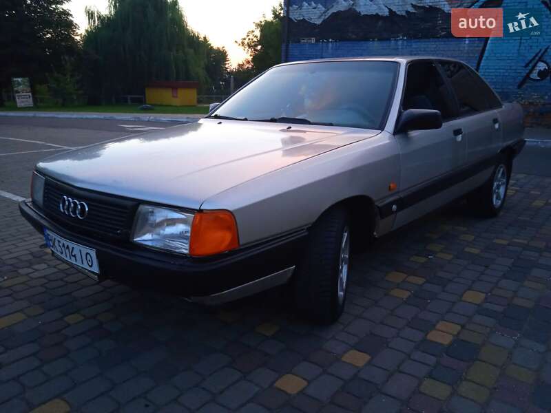 Седан Audi 100 1988 в Луцке