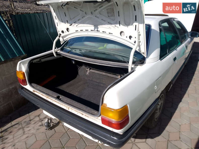 Седан Audi 100 1988 в Костополе