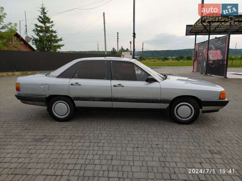 Седан Audi 100 1984 в Львове