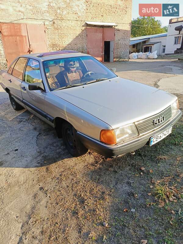 Седан Audi 100 1985 в Чернигове