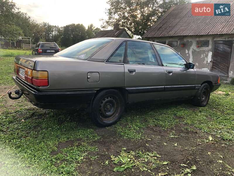 Седан Audi 100 1988 в Турийске