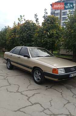 Седан Audi 100 1985 в Трускавце