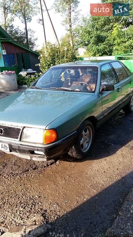 Седан Audi 100 1984 в Дунаевцах