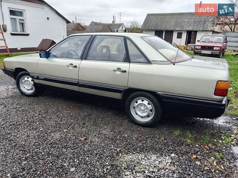 Седан Audi 100 1986 в Ровно