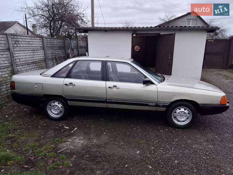 Седан Audi 100 1986 в Ровно
