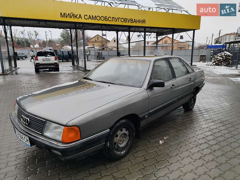 Седан Audi 100 1987 в Луцке