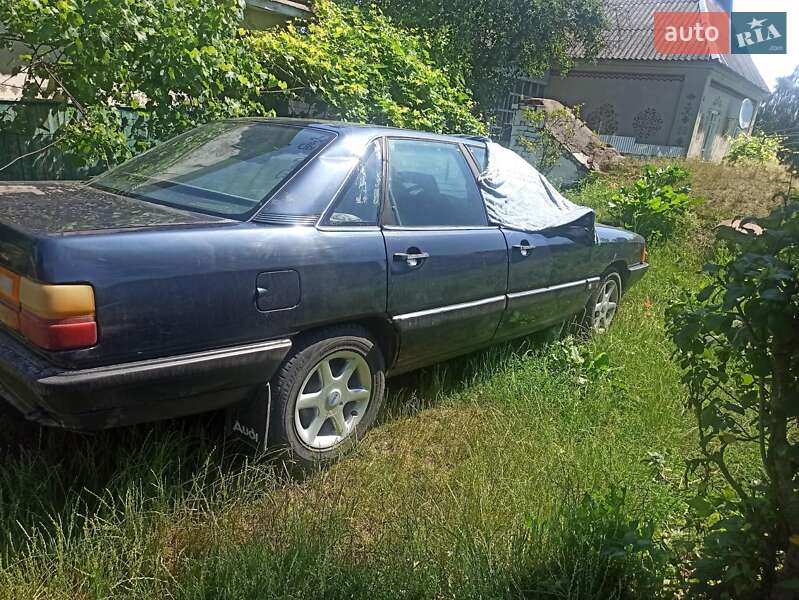 Седан Audi 100 1988 в Шумске