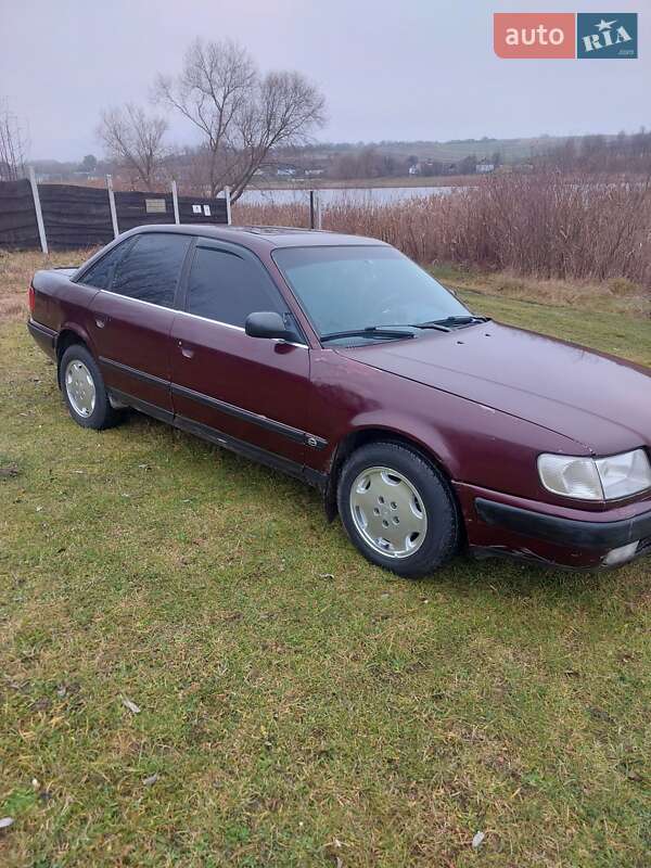 Седан Audi 100 1991 в Остроге