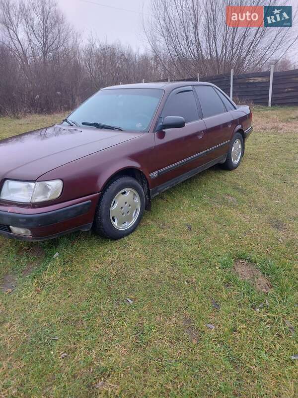 Седан Audi 100 1991 в Остроге