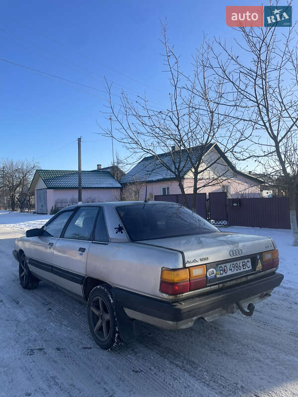Седан Audi 100 1988 в Любешове