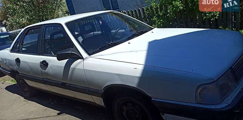 Седан Audi 100 1984 в Липовце