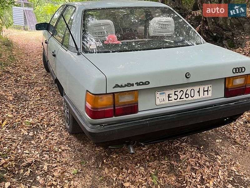 Седан Audi 100 1985 в Золочеві