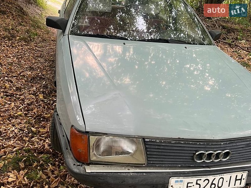 Седан Audi 100 1985 в Золочеві