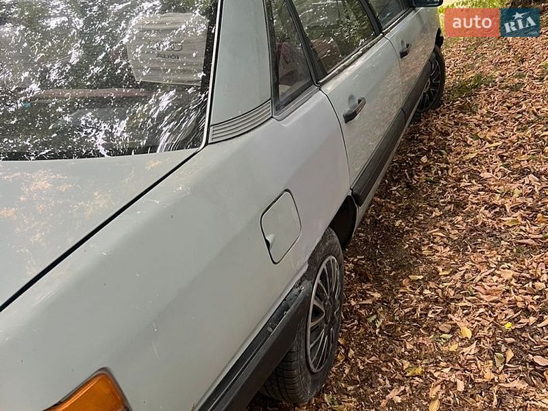 Седан Audi 100 1985 в Золочеві
