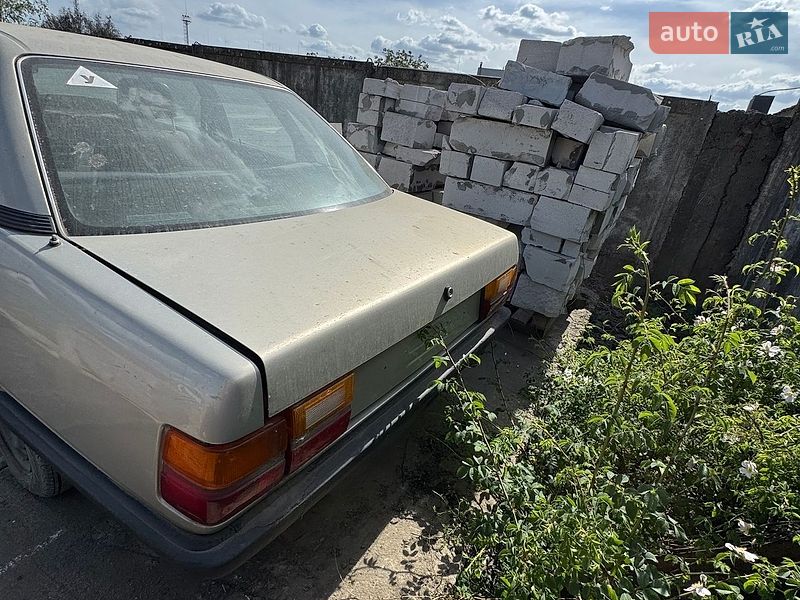 Седан Audi 100 1983 в Ужгороде