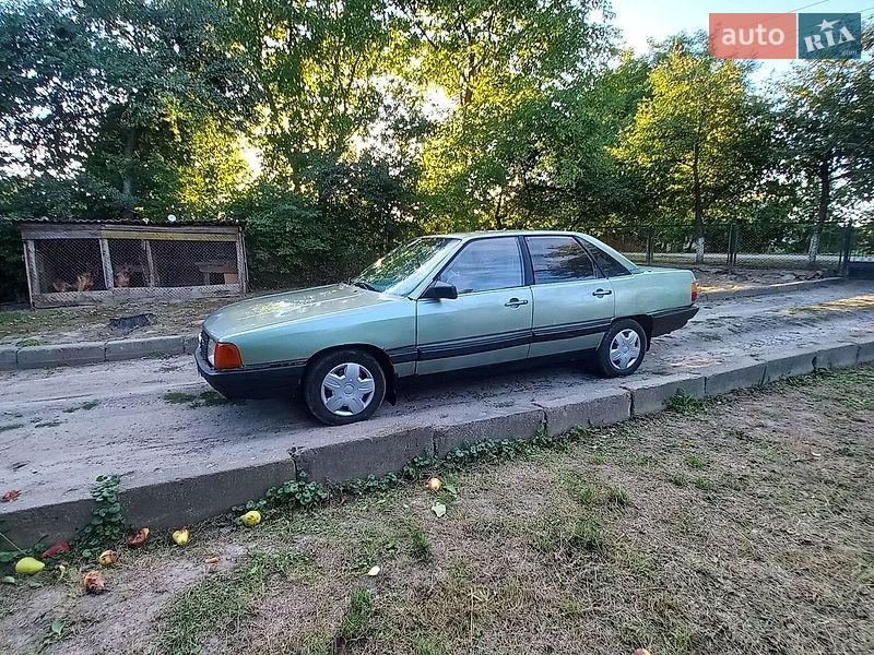 Седан Audi 100 1983 в Володимирі