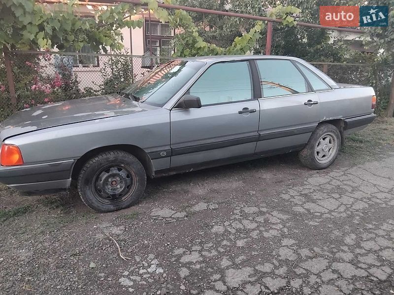 Седан Audi 100 1986 в Чернівцях