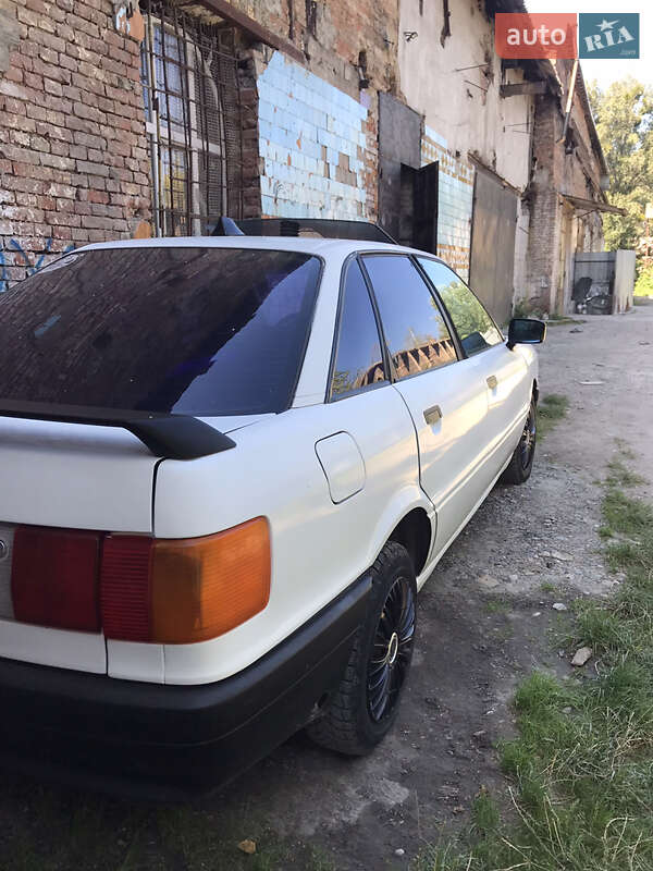 Седан Audi 80 1986 в Черновцах