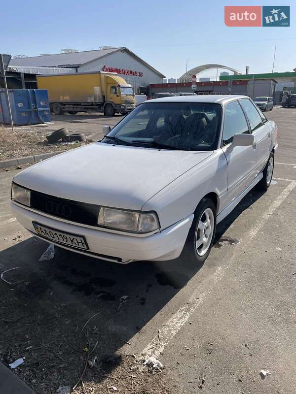 Седан Audi 80 1990 в  фото Седан Audi 80 1990 в